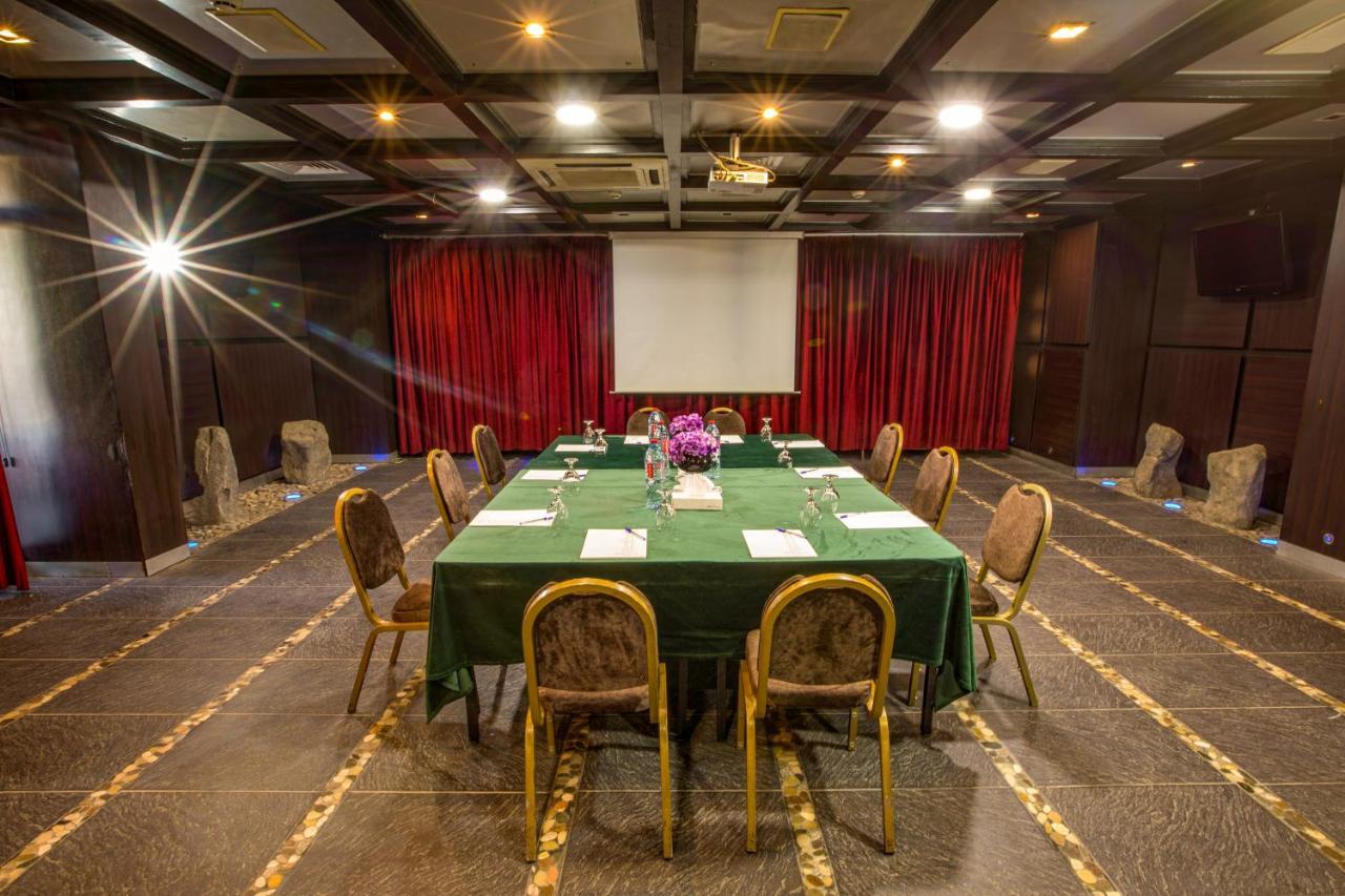 Century Park Hotel Амман Экстерьер фото